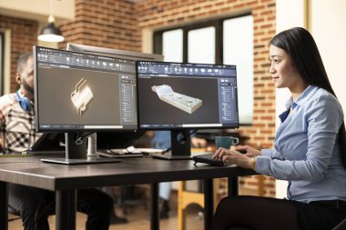 Gelişmiş CAD yazılımlı profesyonel kadın mühendis makine modelleri üretiyor. Masada oturan ve dijital arayüz üzerinde mekanik ürünler tasarlayan Asyalı kadın teknisyen.