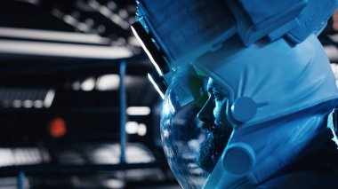 Üzgün astronot, haftalar sonra izole uzay ortamında temas kurmadan sessizce yıldız gemisi zemininde oturuyor. Kozmonot, uzun süreli yalnızlığın akli dengesini etkilediği için duygusal yorgunluk gösteriyor.