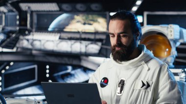 Gezegen gezisini tamamladıktan sonra astronot görev parametrelerini doğrulamak için dizüstü bilgisayar kullanıyor. Kozmonot dizüstü bilgisayarını kullanarak sistemleri yönetir, Mars 'tan ayrılır, eve dönmek için uçuş günlüğünü günceller