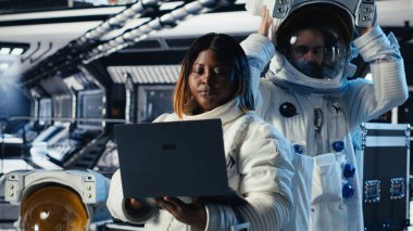 Kozmonot gezegene indikten sonra yıldızgemisinden ayrılıp meslektaşlarına el sallıyor. Astronot uzay istasyonundan kozmik kökenleri araştırmak için planlanmış işlemler için çıkıyor