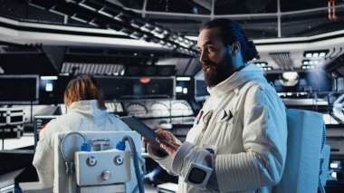 Kozmonot uzay gemisinde tablet kullanıyor. İnsanoğlunun hayatta kalma seferi sırasında güvenlik kontrolü yapıyor. Astronotlar uzay görevinde insan genleşmesi sırasında yaşam destek sistemlerini izliyorlar