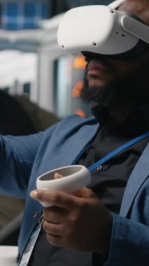 Dikey Video Photovoltaics imalat fabrikası analisti sistem performansını ve güneş panelleri üretim hattını izlemek için VR teçhizatıyla çalışıyor. Afrikalı Amerikalı uzman sanal gerçekliği kullanıyor. Kamera B.