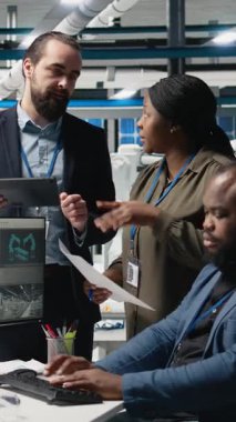 Dikey Video Çoklu Etnik Usta Mühendisleri, güneş panelleri için yüksek teknoloji üretim hattında takım çalışması yaparak, teknik içgörü ve yeşil enerji için işbirliğini birleştirerek etkinlik üretiyorlar. Kamera.