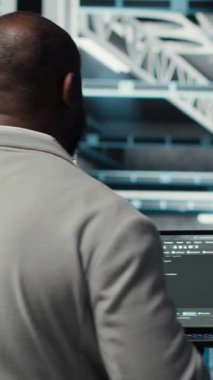 Veritabanı kodlamasında yürüyen dikey video programcıları tablet kullanarak kaynak optimizasyonu yapıyor. Veri merkezindeki sunucu tarım işçisi cihaz, kamera B kullanarak daha hızlı işleme algoritmaları geliştiriyor