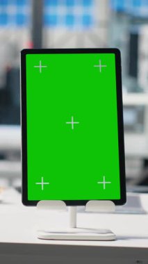Güneş panelleri için kullanılan fotovoltaik tesiste, performans ölçümleri ve üretim hattını denetleyen tablette dikey video krom anahtar görüntüsü. Yüksek teknoloji makineleri için boş sanayi fabrikası.