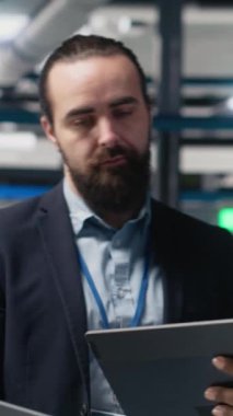 Üretim denetimi sırasında güneş paneli sistemlerini analiz eden sektör uzmanlarından oluşan dikey video grubu mühendisliğin doğruluğu, kalite kontrolü ve fabrika işletim verimliliğini güvence altına alıyor. Sürdürülebilirlik