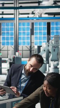 Vertical Video Endüstrisi Mühendisleri ekibi üretim denetimi sırasında güneş paneli sistemleri üzerinde birlikte çalışarak mühendislik doğruluğu, kalite kontrolü ve fabrika işletim verimliliğini sağlıyorlar.