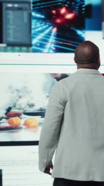 Dikey Videocu, video ve sosyal medya videoları ile çevrili dijital video baykuşağının önünde duruyor. Kullanıcı çokluortam gösterge paneli üzerinden anında binlerce eğlence seçeneğine erişiyor