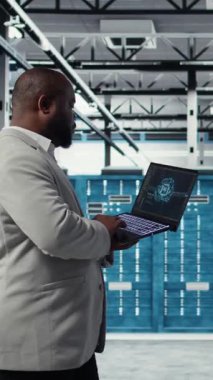 Yapay zeka teknolojisini kullanarak bilişim bakım işleri yapan dikey video veri merkezi yönetimi. Sunucu merkezi mühendisi, öngörülebilir yapay zeka kullanarak donanım sorunlarını tanımladıktan sonra teknik destek sağlıyor