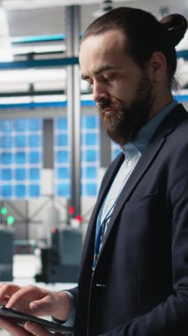 Dikey Video Genel Müdürü, temiz enerji endüstrisi ekipmanlarıyla modern üretim hattını sembolize eden bir güneş paneli imalat tesisinde teftiş yapıyor. Sürdürülebilir çözümler. Kamera A.