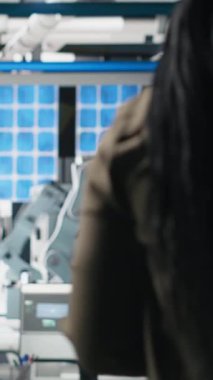 Dikey Video Afrikalı Amerikalı müfettişler üretim ölçümleri hakkında brifing veriyorlar, endüstriyel yenilikleri ve sürdürülebilir süreç gelişimini destekliyorlar. Güneş enerjisi üretimi