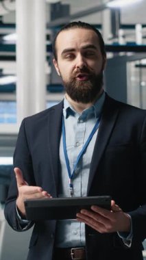 Dikey Video Erkek Girişimci, ticari pazarlama için reklam sunumu sunuyor, güneş panelleri üretim tesisini tanıtıyor. Yeşil teknolojiye odaklanan endüstri uzmanı. Kamera.