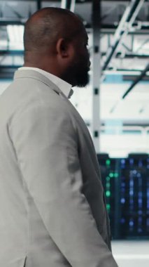 Veri merkezinde sorgulama yapan, yedekleme yapan dikey video sistemi yöneticisi. Dijital hizmetleri sunan, müşteri platformlarını çalıştıran, kamera kullanan sunucu çiftliğini yönet