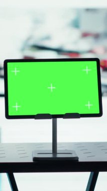 Görüntü dağıtım servis arayüzü önündeki dikey video izole ekranı tableti her yerde çalmayı sağlar. Popüler internet eğilimlerini vurgulayan videoların Mockup aygıtı ve canlı video bayrağı