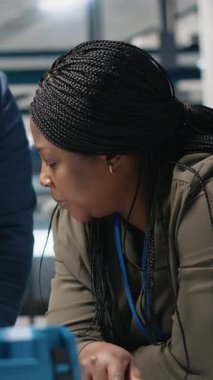 Dikey Video Afrikalı Amerikalı teknik uzmanlardan oluşan ekip, yenilenebilir enerji ve endüstriyel operasyonlarda gelecekteki gelişmeleri planlamak üzere yüksek teknoloji santralinde brifing üzerinde çalışıyor. Üretim süreci