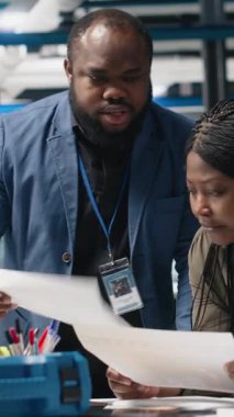 Modern güneş enerjisi tesislerindeki veri ve kontrol listelerini inceleyen Afrikalı Amerikalı danışmanlardan oluşan dikey video ekibi, üretim sürecinin sürdürülebilir enerji ve yenilik standartlarını karşılamasını sağlıyor