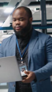 Dikey Video Afrikalı Amerikalı teknisyen, fotovoltaik imalat endüstrisinde güneş enerjisi uzmanlığı ve verimliliğini birleştirerek, kağıtlar ve dizüstü bilgisayarlar üzerinde performans ölçümlerine danışmanlık yapıyor. Kamera B.