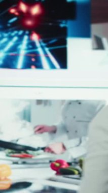 Dikey Videocu çevrimiçi medya dünyasına giriyor, dijital platforma erişimin tadını çıkarıyor ve talep üzerine video dağıtıyor. Yaşam tarzı ve viral klipleri olan gösterge paneline bakan Afrikalı Amerikalı.