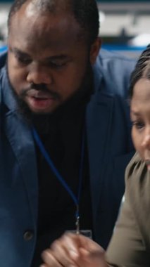 Dikey Video Afrikalı Amerikalı uzmanlar, üretim ölçümlerini inceleyen, endüstriyel yenilikleri destekleyen ve alternatif enerji üretim sürecini destekleyen uzmanlar. Güneş enerjisi. Kamera B.