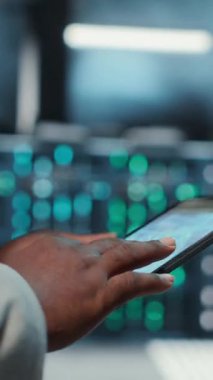 Vertical Video Yöneticisi sunucu merkezinde dolaşırken, güvenlik duvarı yanlış yapılandırmalarını bulmak için tablet kullanır ve rackmount performansını etkiler. Uyuşuk veri transferine yol açan sistem darboğazlarını kontrol et
