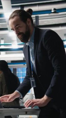 Dikey Video Denetleyici analisti, yeşil enerjinin geleceğinde teknik hassasiyet ve kurumsal stratejiyi temsil eden fabrikadaki güneş panelleri üretim hattını değerlendirdi. Üretimi denetler