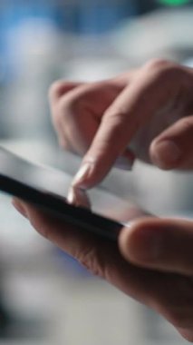 Dikey Video Binası müteahhitleri, fotovoltaik üretim sistemlerinde sürdürülebilirlik ve verimlilik sağlamak amacıyla yüksek teknolojili bir tesiste güneş enerjisi üretim hattını yönetiyor. Kurumsal gözetim. Kamera B.