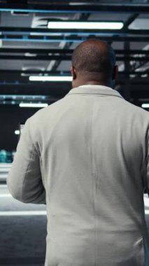 Veri merkezinde dizüstü bilgisayar kullanan dikey video teknisyeni, sunucunun sanal hale getirilmesini yöneten, betikleri çalıştıran. Bilgi işlem uzmanı sunucu merkezindeki dizüstü bilgisayarda programlama dili kullanıyor, ağ protokollerini inceliyor