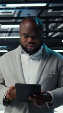 Sunucu merkezindeki dikey video bilişim uzmanı tablet kullanarak potansiyel tehditlerden korunan değerli verileri sağlıyor. Yetkisiz erişime karşı veri merkezini koruyan işçiler ve