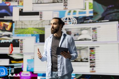 Genç konuşmacı canlı bir sosyal medya etkinliği sırasında izleyicilerle tartışıyor. İnovasyon ve gerçek zamanlı etkileşim gösteriyor. Bağlantı ve çevrimiçi varlık sağlamak için..