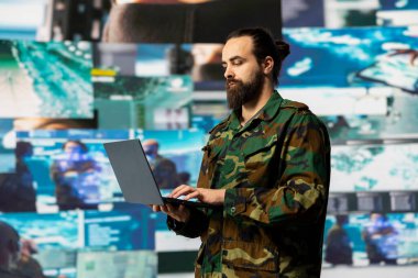 Askeri memur gözetlemedeki verileri inceliyor ve taktik operasyonlar üzerinde çalışıyor. Teknoloji güdümlü kontrol merkezi. Asker tehdit tespit elektronik sistemlerini ulusal çıkarlar için kullanıyor.