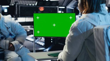 Uzay gemisi sensörlerini kalibre eden kozmonot takımı izole ekran monitörü kullanarak göreve hazırlanıyor. Astronotlar kroma anahtar ekran kullanarak Güneş Sistemi 'ne iniş prosedürlerini başlatıyorlar.