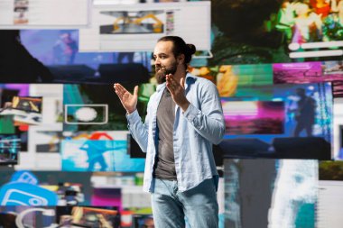 Rahat konuşmacı, canlı bir sosyal medya etkinliği sırasında sanal bir izleyiciyle bağlantı kurar, yenilik ve gerçek zamanlı etkileşim göstererek bağlanma ve ulaşma garantisi verir, marka sesi.