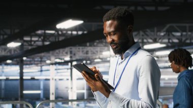 Veri merkezi endüstriyel platformundaki yazılım geliştiricileri cihazlardaki performans çıktılarını analiz ediyorlar. Sunucu odası bilişim uzmanları ana bilgisayar yapılandırmalarında işbirliği yapıyor