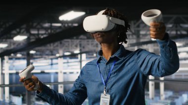 VR kulaklık takan Veri Merkezi yöneticisi yapay zeka sinirsel ağ teknolojisi kullanıyor. Donanımı güncellemek için yapay zeka programlama dili ve sanal gerçeklik kullanan sunucu merkezi geliştiricisi