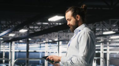 Veri Merkezi bilgisayar bilimcileri AI LLM görselleştirmelerini incelemek için aygıtlar kullanıyor. Sunucu merkezi mühendislik ekibi nöral ağ çıktılarını analiz ederek sabit dişli işlemlerini güvence altına alıyor