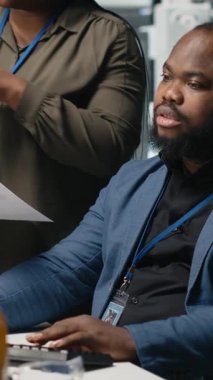 Dikey Video Çoklu Etnik Usta Mühendisleri, güneş panelleri için yüksek teknoloji üretim hattında takım çalışması yaparak, teknik içgörü ve yeşil enerji için işbirliğini birleştirerek etkinlik üretiyorlar. Kamera.