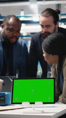 Kopya alanının yanındaki fabrika faaliyetlerini denetleyen dikey video çeşitliliği üyeleri, sürdürülebilir endüstriyel enerji dünyasındaki profesyonellik ve teknik uzmanlığı harmanlıyor. Ucuz güç.