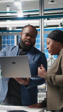 Dikey Video Siyah Fabrika Müfettişleri üretim süreci hakkında brifinge katılıyor, üretim hattını ve dosyalardaki metrikleri gözden geçiriyorlar. Yenilenebilir enerji gelişimini destekliyorum. Kamera A.