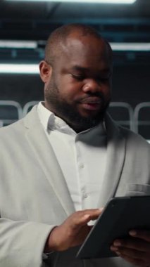 Verimli veri analizi için sunucu çiftliğinde yürüyen dikey video sistemi yöneticisi. Veritabanları için depolama sistemlerini yöneten bir merkezde aygıt kullanan işçiler, kamera B