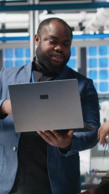 Dikey Video Siyah Fabrika Müfettişleri üretim süreci hakkında brifinge katılıyor, üretim hattını ve dosyalardaki metrikleri gözden geçiriyorlar. Yenilenebilir enerji gelişimini destekliyorum. Kamera B.