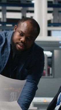 Fabrikadaki dikey Video Çeşitliliği çalışma grubu, fotovoltaik üretim sistemlerindeki takım çalışmalarını gösteren güneş enerjisi üretim hattını işletiyor. Fabrikada temiz alternatif enerji yönetimi