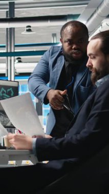 Çok ırklı enerji danışmanlarından oluşan dikey video ekibi, alternatif enerji üretim hattında yüksek standartları güvence altına alarak güneş paneli santralinin içgörüsünü gözden geçiriyor. Kalite kontrol ve üretim süreci