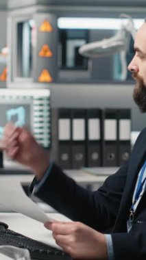 Çeşitli mühendislerin dikey video portresi, fotovoltaik üretimi için sürdürülebilir teknoloji ve endüstriyel faaliyet sağlayan, işbirlikçi bir denetimin parçası olarak güneş paneli sistemlerini yöneten