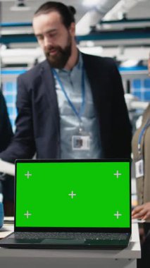 Yeşil ekranın yanındaki fabrika faaliyetlerini denetleyen dikey video çeşitliliği üyeleri, sürdürülebilir endüstriyel enerji dünyasındaki profesyonellik ve teknik uzmanlığı harmanlıyor. Ucuz güç.