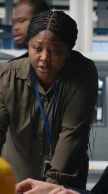 Dikey Video Sanayi uzmanları çeşitli ekipler güneş paneli fabrikasında beyin fırtınası yaparak yenilenebilir enerji ve altyapıyı geliştirmek için yeni fikirler ürettiler. Yüksek teknoloji ürünü. Kamera B.