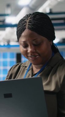 Dikey Afrikalı Amerikalı kadın güneş panelleri fabrikasında sistem kontrolü yapan endüstriyel işlemleri gösteren alternatif enerji üretiminde kullanılıyor. Mühendislik. Kamera.