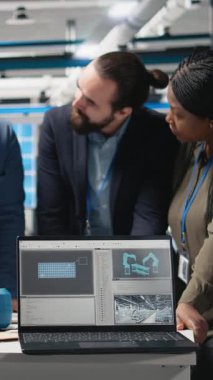 Dikey Video Afrikalı Amerikalı mühendisler güneş panelleri üretimi için ekip çalışması yapıyorlar, temiz enerji altyapısı için teknik içgörü ve takım çalışmasını birleştiriyorlar. Sürdürülebilirlik