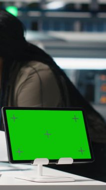 Güneş enerjisini krom anahtarın yanında inceleyen çeşitli mühendislerden oluşan dikey video çeşitliliği temiz teknoloji eko dostu sürdürülebilir enerjide birlik gösteriyor. Fabrika imalatında uzman ekip