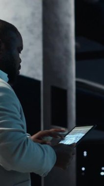 Tablet kullanarak veri merkezinde dikey video yazılım geliştiricisi, yapay zeka öğrenme modelleri kullanıyor. Çalışan yapay zeka altyapı ihtiyaçlarını karşılamak için aygıt kullanıyor, kaynakları tahsis ediyor.