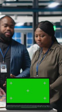 Danışmanlardan ve fabrika analistlerinden oluşan dikey video ekibi güneş paneli santralinde her detayı temiz enerji verimliliği ve güneş teknolojisi yeniliğiyle aynı hizaya getiren bir kopya ekran üzerinde çalışıyor.